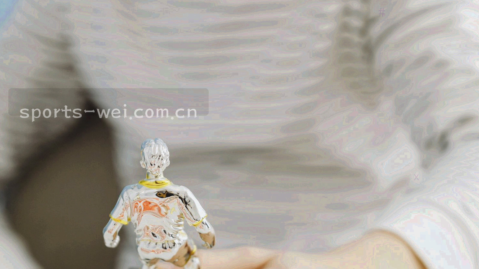 深色赛事界面下四分栏面板同屏排布的示意，从左到右依次是关注球队、赛程时间轴、联赛排名与提醒卡片